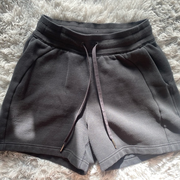 Lululemon scuba high rise shorts - Picture 5 of 5